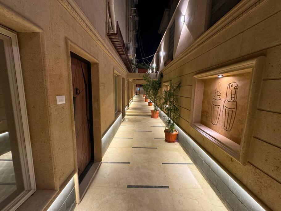 Marron Pharaohs Isis Cairo